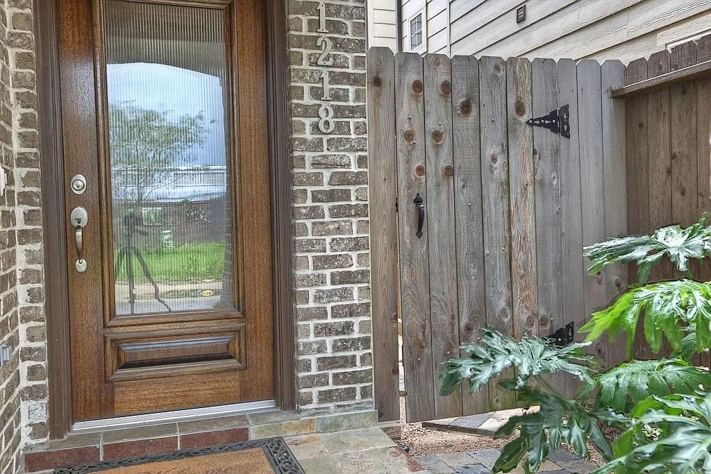 2 bed, 2.0 bath, 1189 sqft, $2,000 — Photo 2