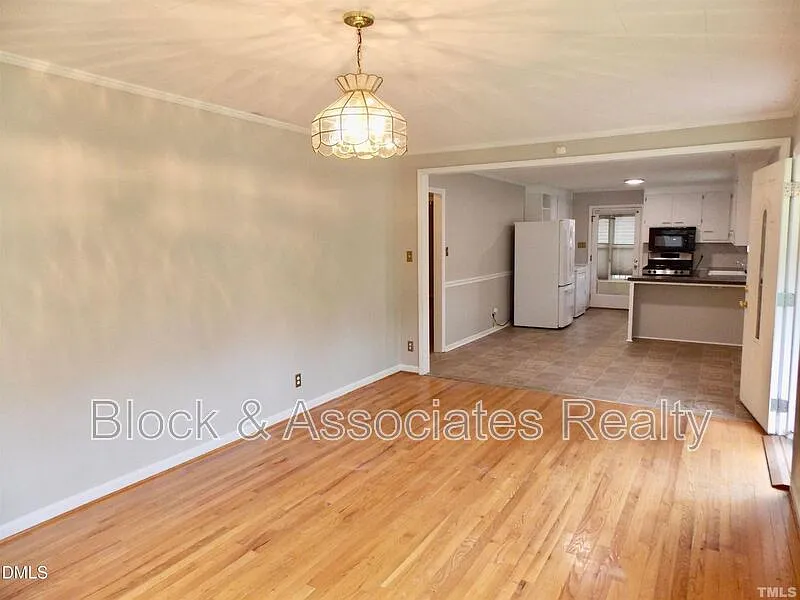 3 bed, 1.0 bath, 1312 sqft, $1,750 — Photo 3