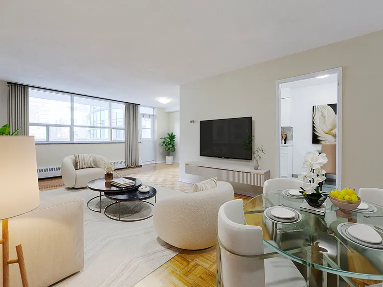 5754 Yonge St — Photo 11