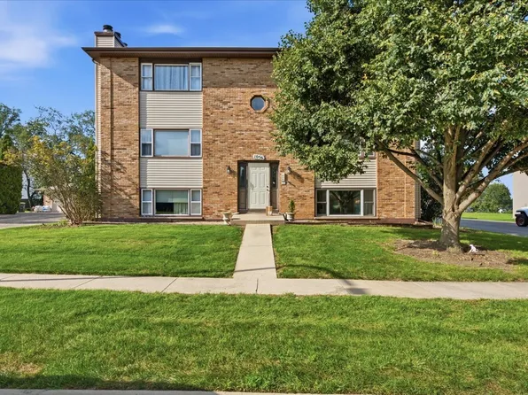 1056 Manchester Ct APT F, South Elgin, IL 60177