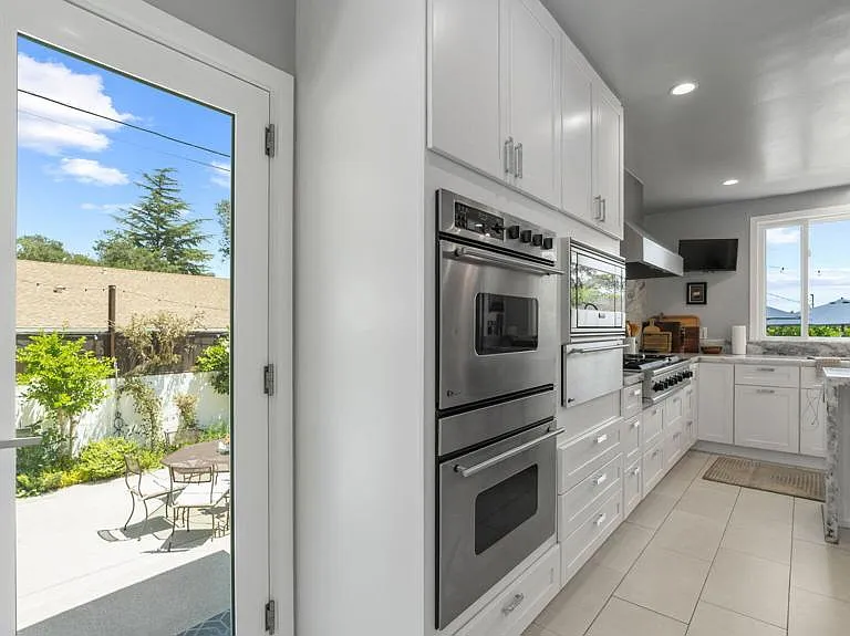 2030 N Altadena Dr — Photo 18