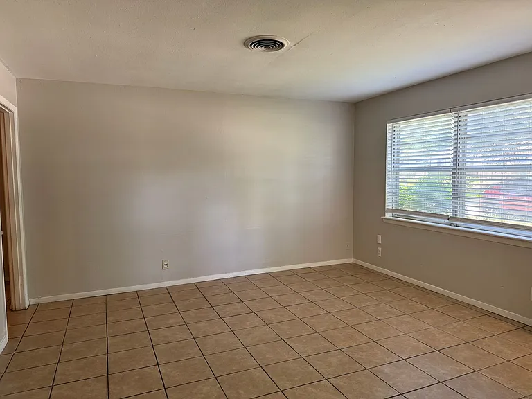 409 E Lilly Ln — Photo 3