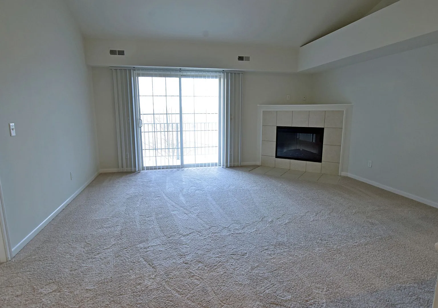2-Bedroom, 2-Bath with Att. Garage in Shelby Township — Photo 4