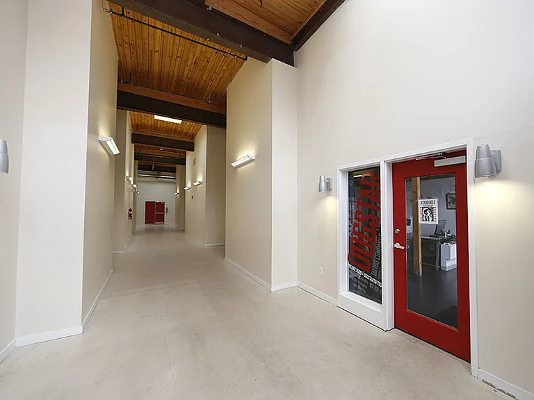 807 E Main St — Photo 2