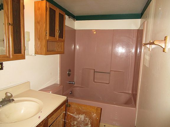 3rd image of 612 N Metropolitan Ave