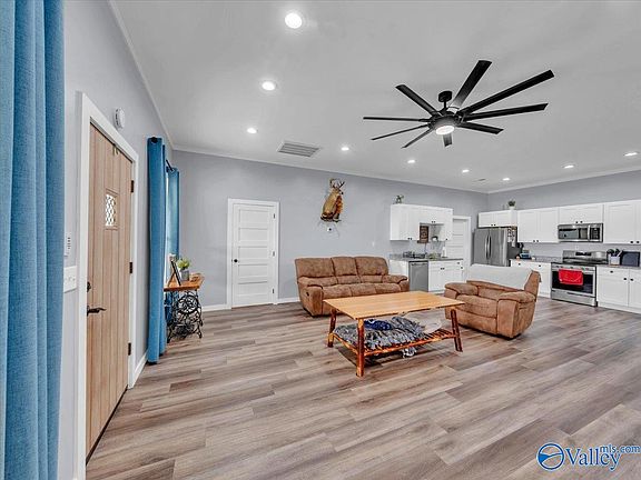 5th image of 810 Camilla Dr