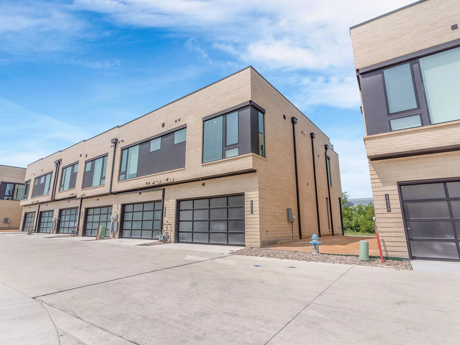 2 bed, 2.5 bath, 1576 sqft, $3,300 — Photo 3
