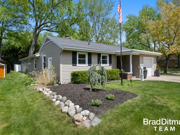 2151 Anderson Dr SE, East Grand Rapids, MI 49506
