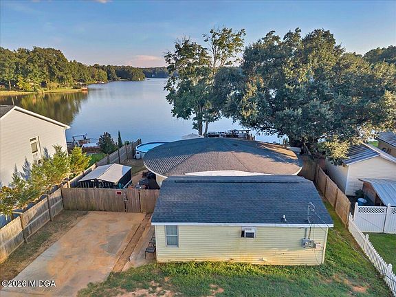 4th image of 379 Edgewater Dr
