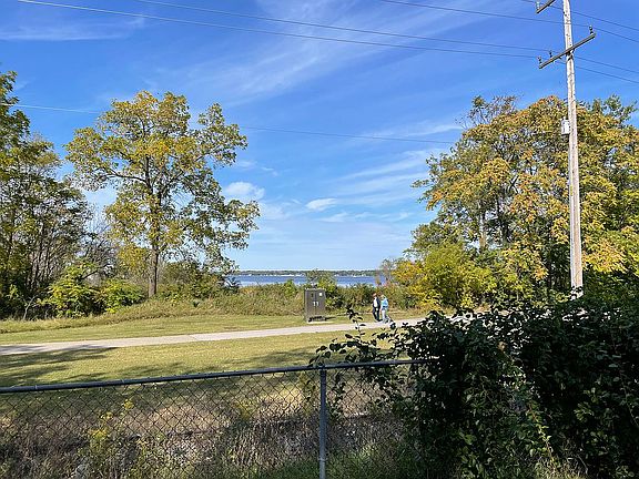 4th image of 1716 Lakeshore Dr