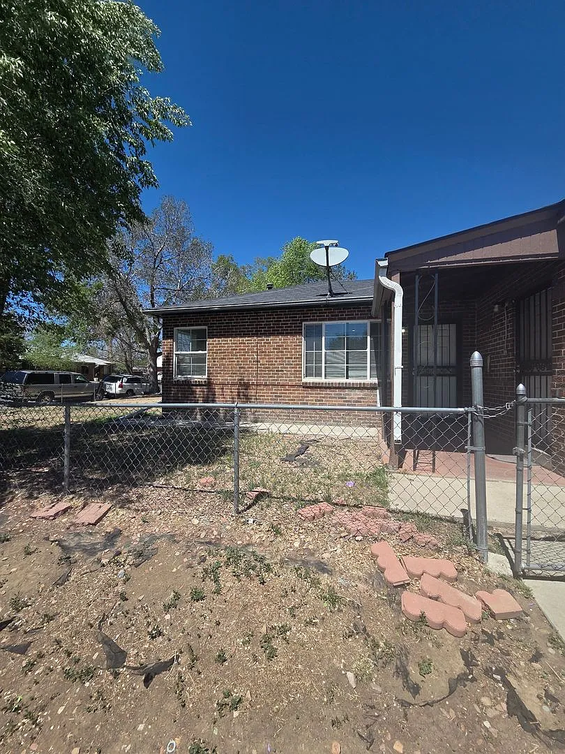 Charming 2BR Duplex in Aurora — Photo 2