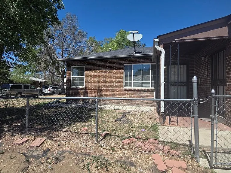 1910 Oswego St — Photo 2