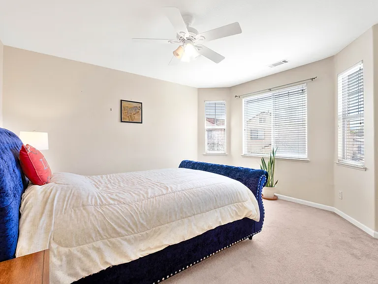 355 Foxglove St — Photo 4
