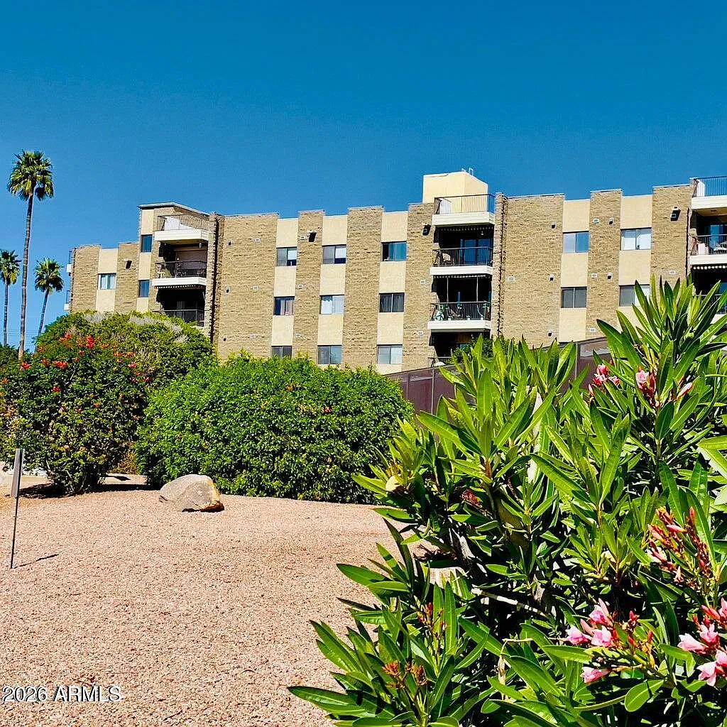 3 bed, 2.0 bath, 1698 sqft, $2,400 — Photo 4