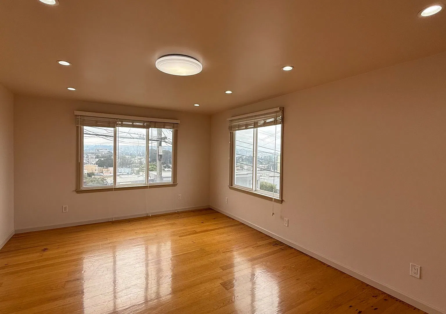 Epic REA - Great View Home, 4 BR+Bonus Room/2 BA w/Parking — Photo 2