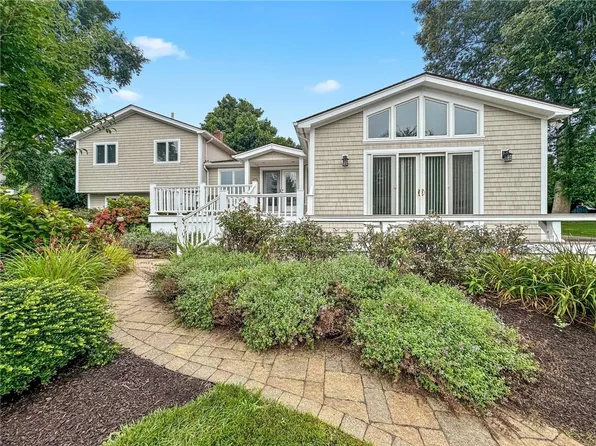 36 Bonnet View Dr, Narragansett, RI 02882