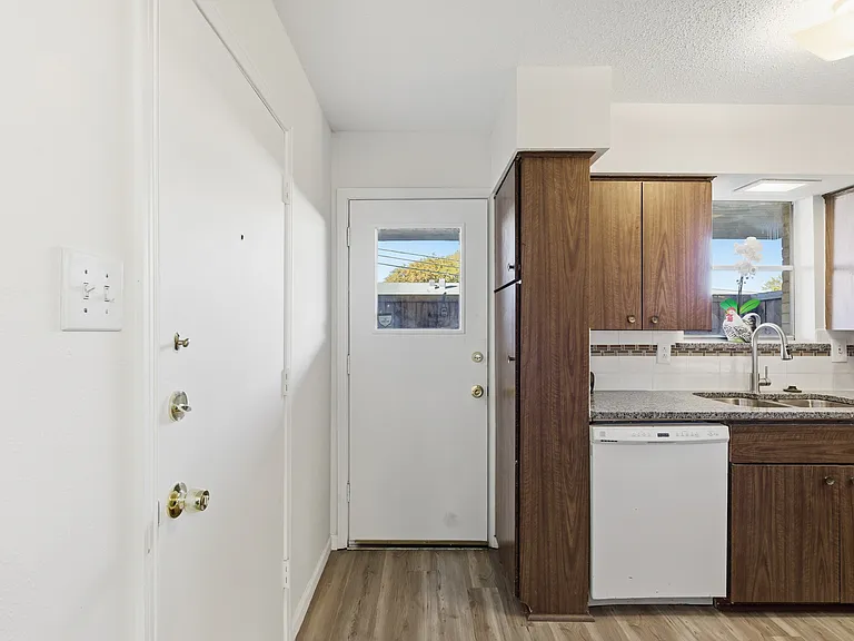 5817 Sandhurst Ln #B — Photo 11