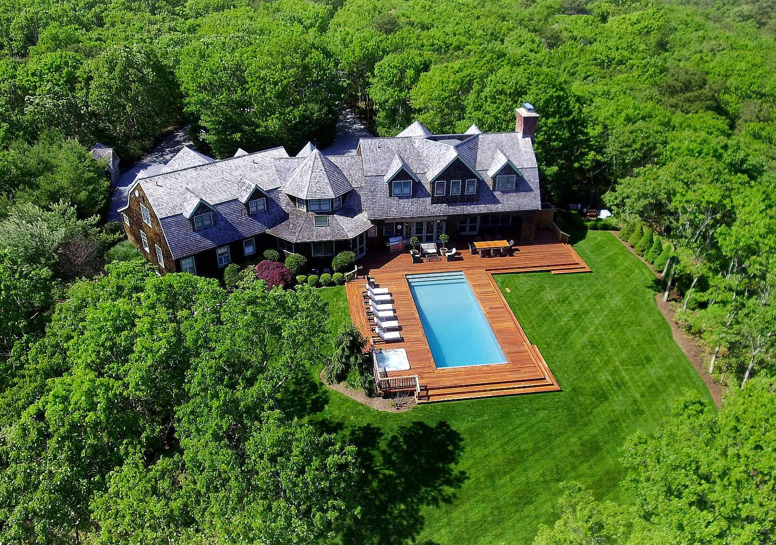 Immaculate And Private Five Bedroom Home In Wainscott — Photo 2
