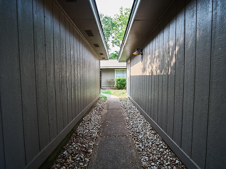 923 Kenforest Dr — Photo 2