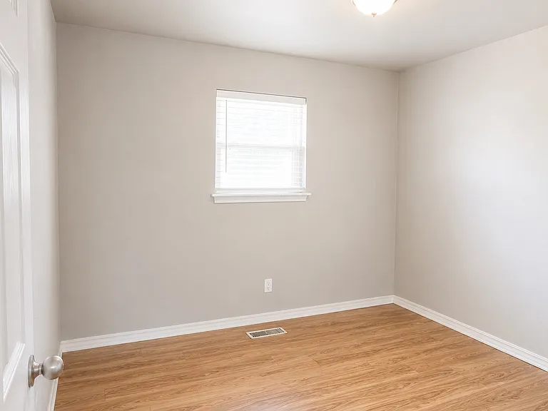204 SE 13th St — Photo 14