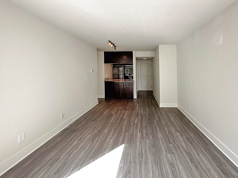 1 Bed / 1 Bath - Living Room