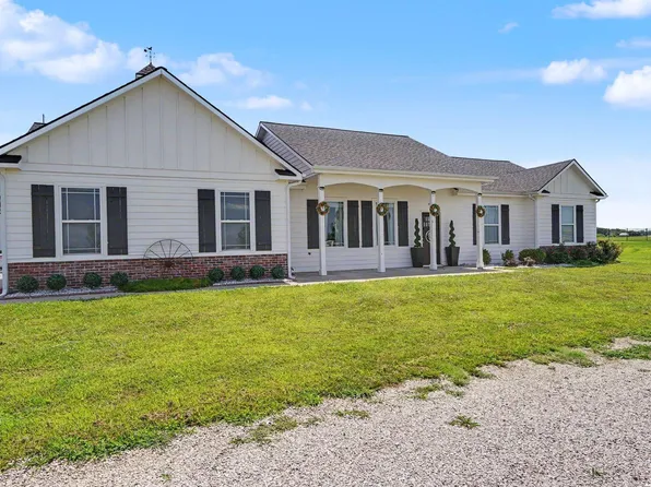 676 E 1375th Rd, Lawrence, KS 66046