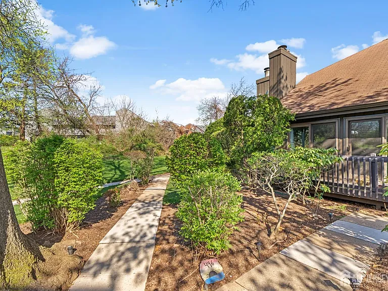 496 Westgate Dr — Photo 2