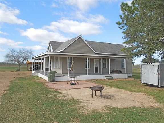 Side porch with patio area for the BBQ. Put your swing here!