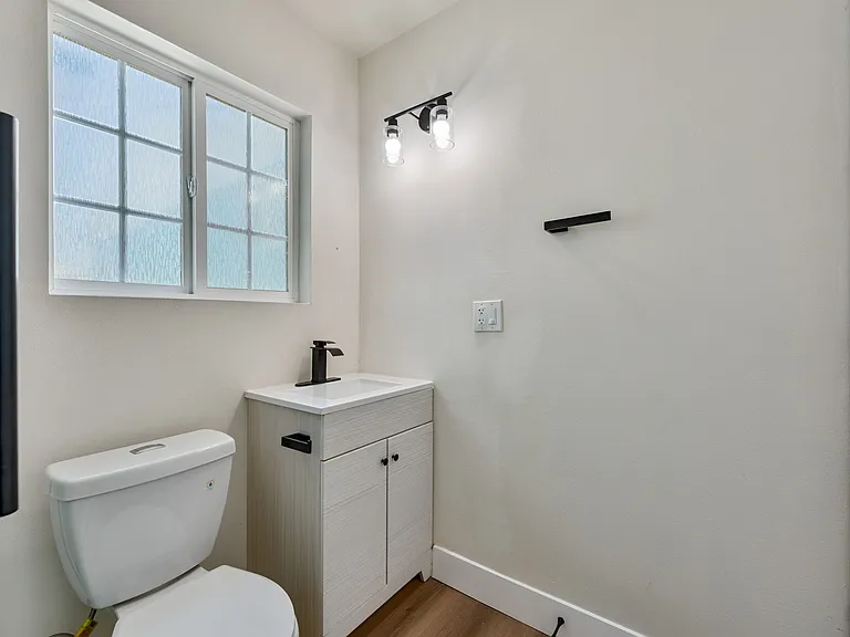 230 N Burlington Ave #1/2 — Photo 18