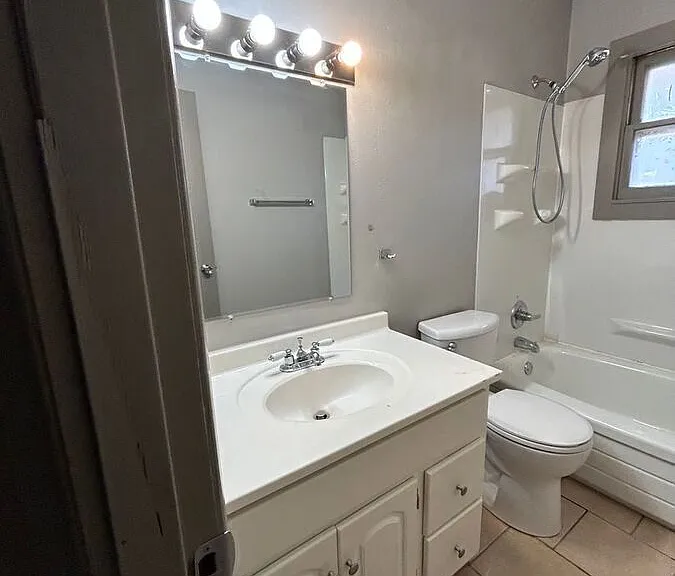 610 E 2nd St S #3 — Photo 13