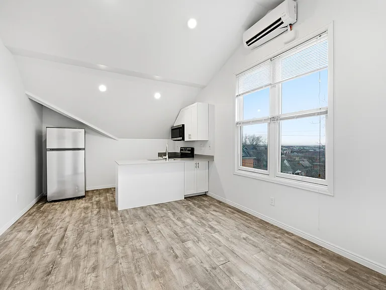 402 N Center St — Photo 7
