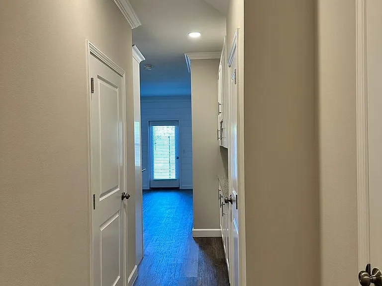 1811 Stable Ln — Photo 2