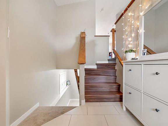 4th image of 113 Mount Sundial Ct W