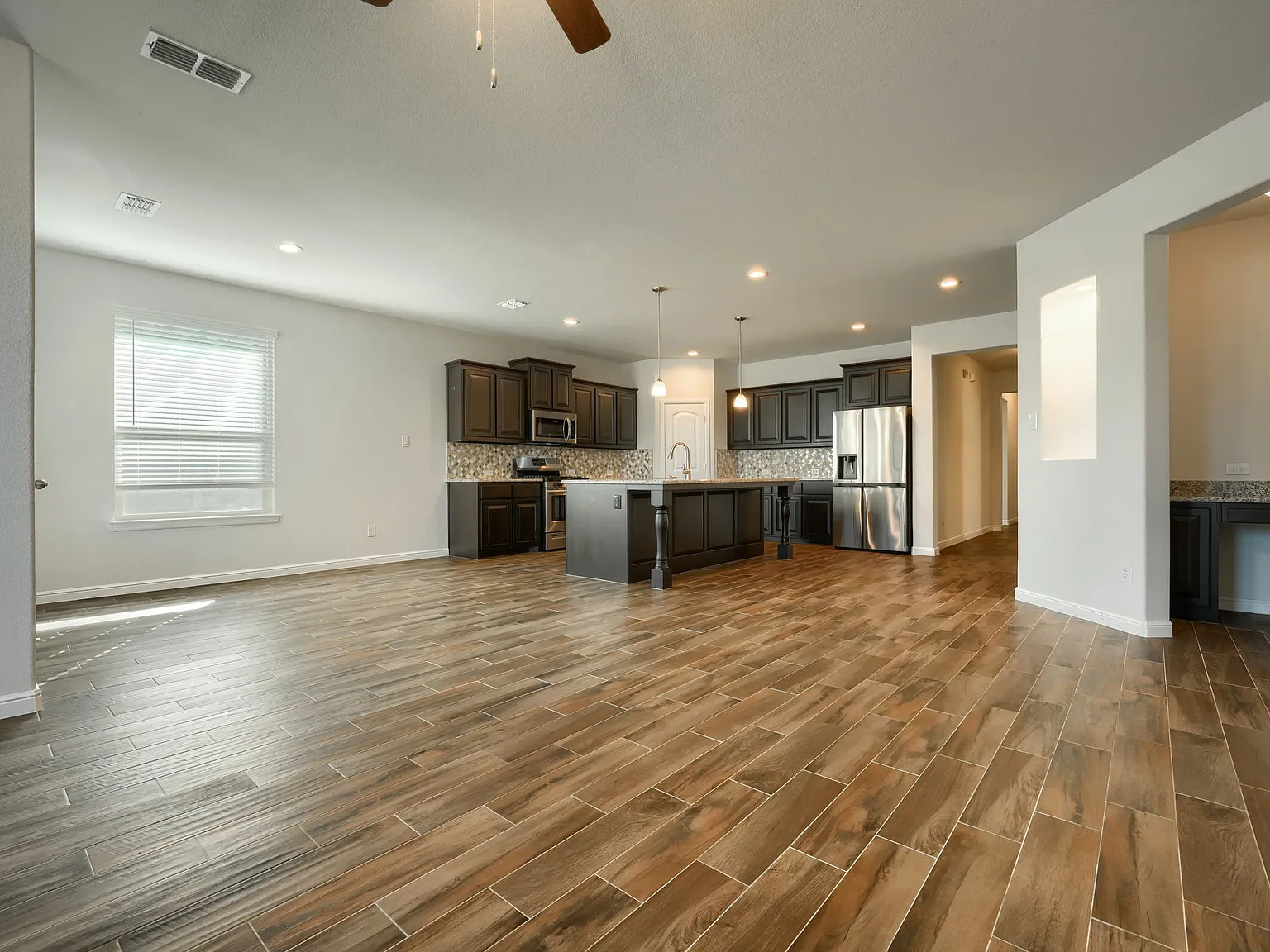4 bed, 2033 sqft, $2,700 — Photo 4