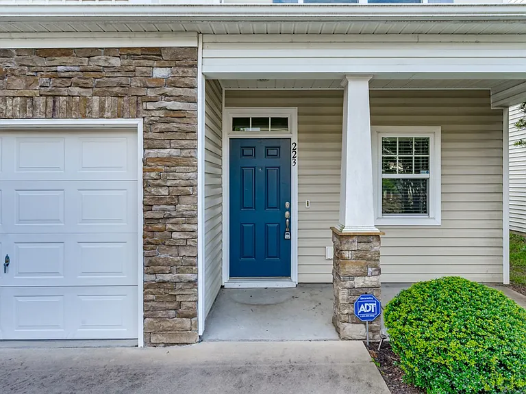 223 Chestnut Oak Ln — Photo 2