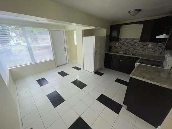 4th image of 5320 Harriet Pl