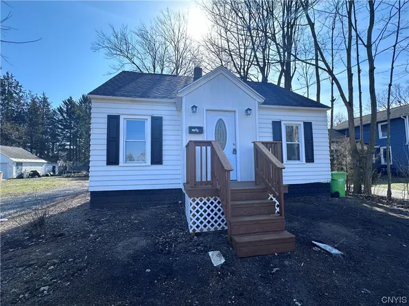 237 1/2 Chestnut St, North Syracuse, NY 13212