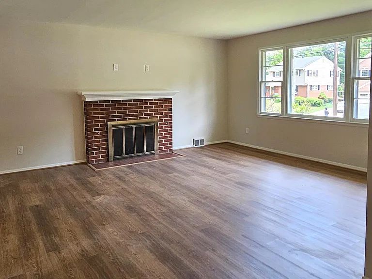 7606 Gresham St — Photo 5