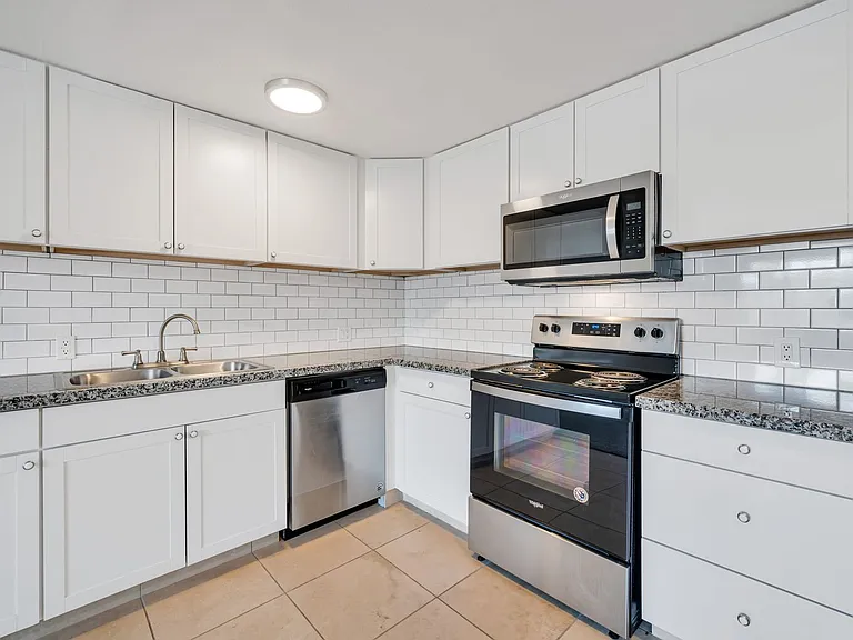 300 Holcomb — Photo 10