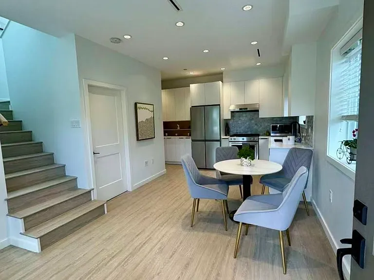 3025 Kings Ave — Photo 5