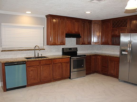 4th image of 8609 Lynwood Ln