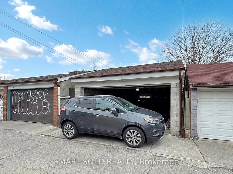1040 Ossington Ave #MAIN FLR 2ND FLR — Photo 29