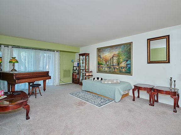 2nd image of 502 W Huntington Commons Rd APT 238