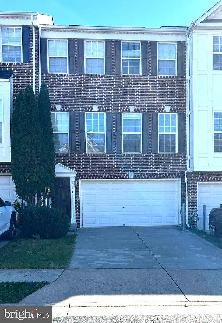 3 bed, 3.5 bath, 2595 sqft, $3,200 — Photo 1