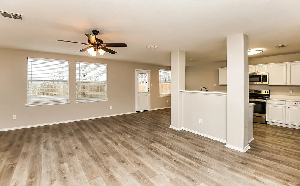 4 bed, 2.5 bath, 2885 sqft, $3,830 — Photo 4