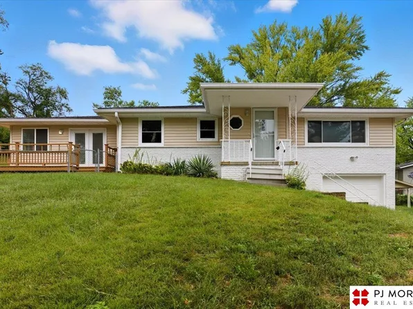 8006 Groves Cir, Omaha, NE 68147