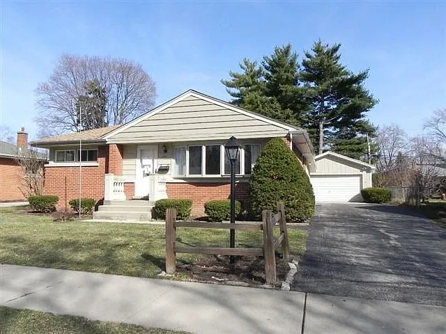 1141 Iroquois Dr photo 1