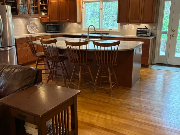 55 Sheerman Ln, Amherst, MA 01002