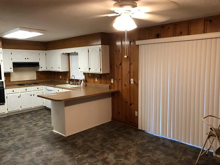 915 Eisenhower Dr — Photo 5