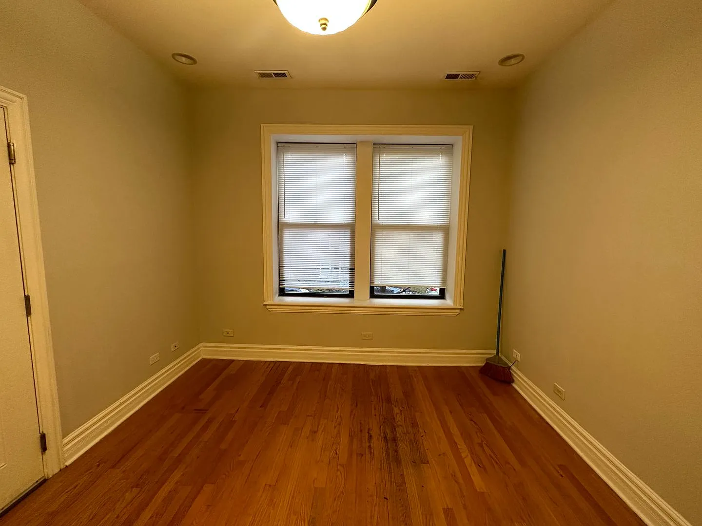 2 bed, 800 sqft, $2,200 — Photo 4